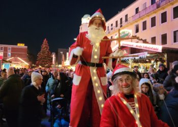 Bremerhavener Weihnachtsmarkt: Nikolausumzug und leuchtende Engel