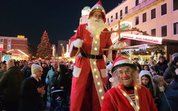 Bremerhavener Weihnachtsmarkt: Nikolausumzug und leuchtende Engel