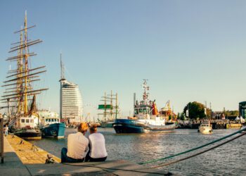 Bremerhaven: Wirtschaftsanker durch Touristenstrom